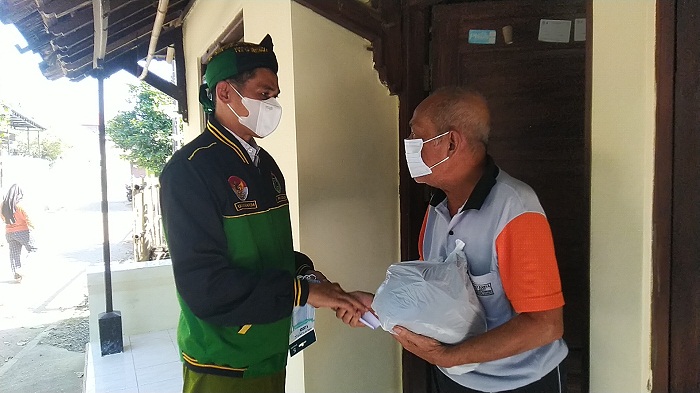 anggota-dprd-kudus-bagikan-paket-sembako-dan-uang-tunai-dari-gaji-sebagai-dewan.jpg