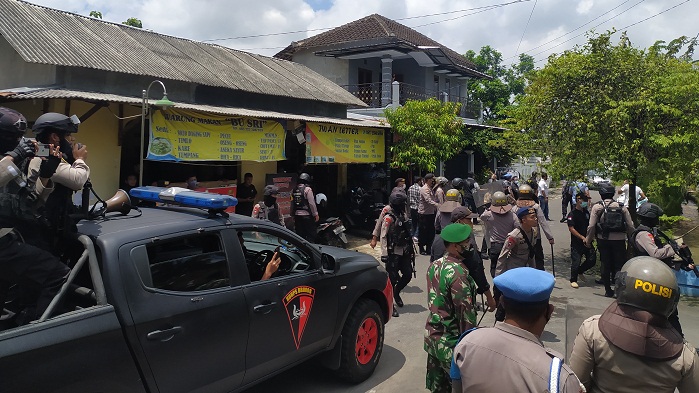 anggota-polres-karanganyar-membubarkan-massa-yang-berkumpul-di-depan-kantor-pn-karanganyar.jpg