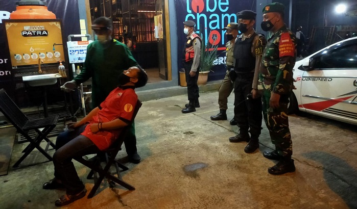 anggota-polresta-banyumas-lakukan-tes-antegen-acak-ke-pemilik-dan-pelayan-kafe.jpg