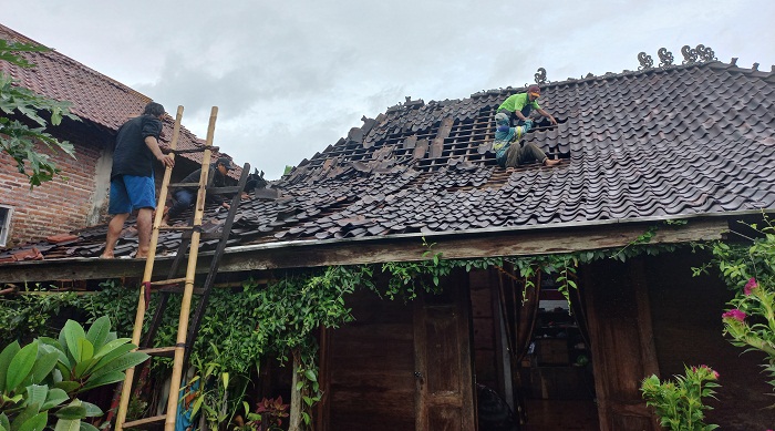 angin-ribut-rusak-rumah-di-tedunan-kecamatan-tedung-jepara-senin-2822022.jpg