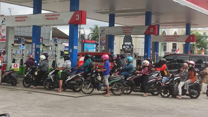 antrean-motor-saat-mengisi-bbm-pertalite-di-spbu-candi-mas-purwokerto-banyumas-jumat-1282022.jpg