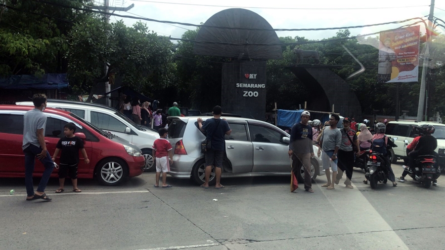 antrean-pengunjung-semarang-zoo.jpg