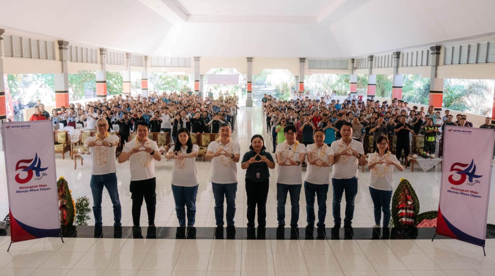 astra-motor-bersama-sma-negeri-bali-mandara-tanam-bibit-pohon-di-hut-ke-54-astra.jpg