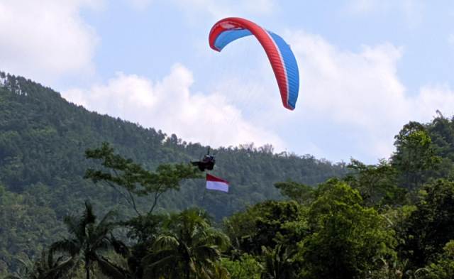 atlet-paralayang-banyumas-menerbangkan-bendera-merah-putih-di-hari-kemerdekaan-ri.jpg