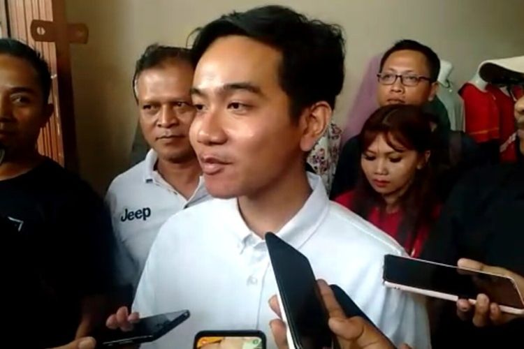 Gibran Kaget Ternyata Satu Pesawat dengan Purnomo-Teguh, Sama-sama Mau ke Kantor DPP PDIP
