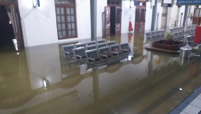 banjir-masih-merendam-ruang-tunggu-di-stasiun-semarang-tawang-minggu-722021.jpg