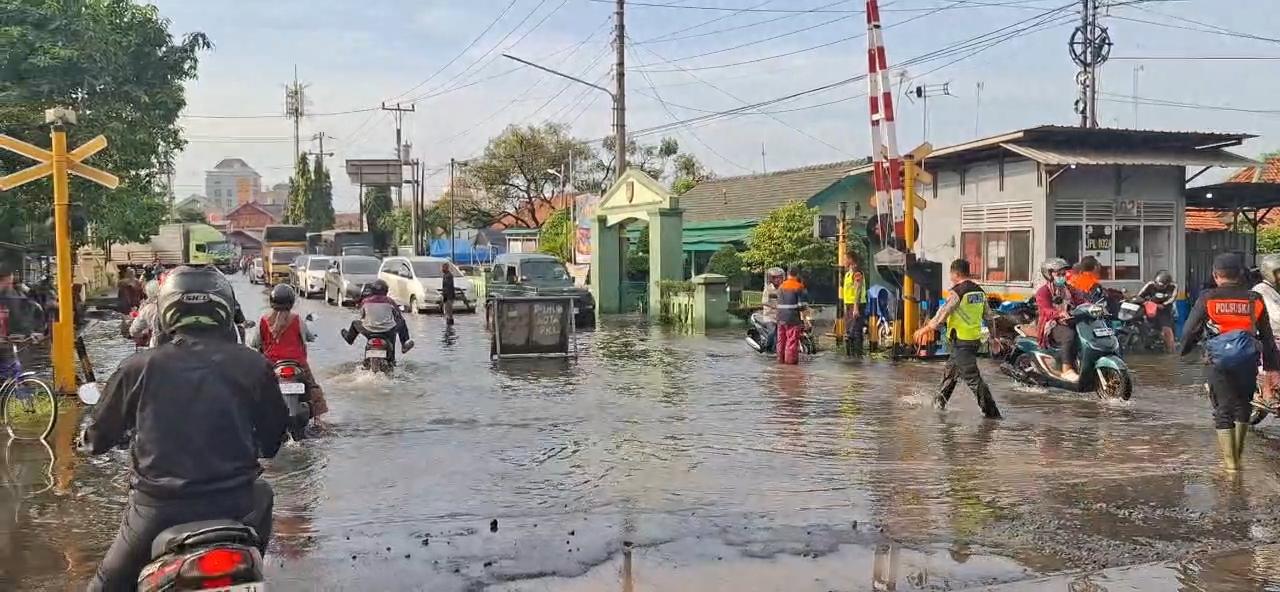 banjir-rel-pekalongan.jpg
