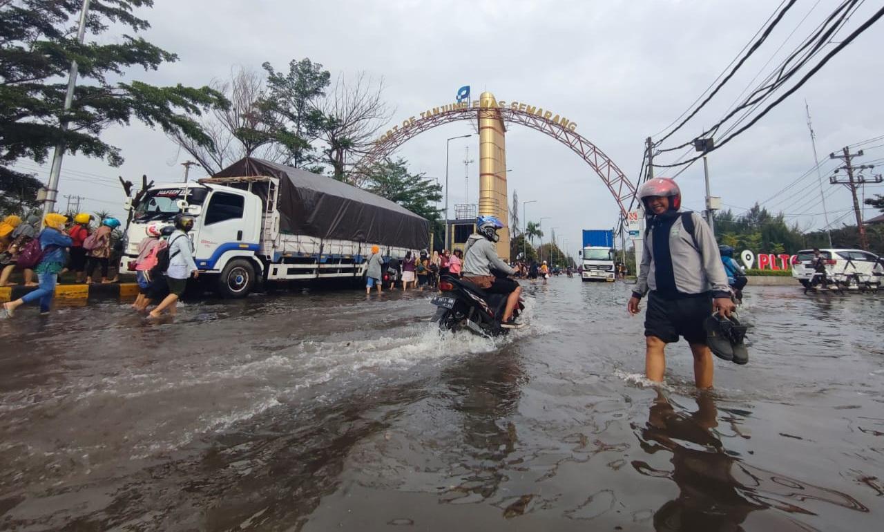 banjir-rob-di-kawasan-industri-Pelabuhan-Tanjung-Emas-Semarang_0.jpg