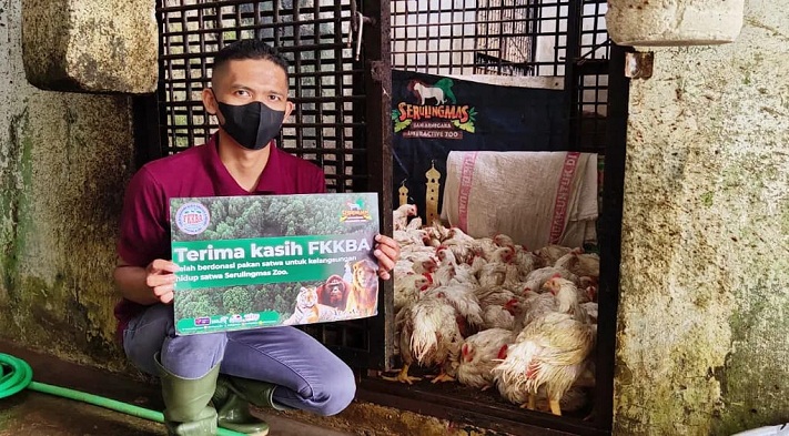 bantuan-ayam-hidup-untuk-pakan-satwa-karnivora-kebun-bintang-serulingmas-zoo.jpg