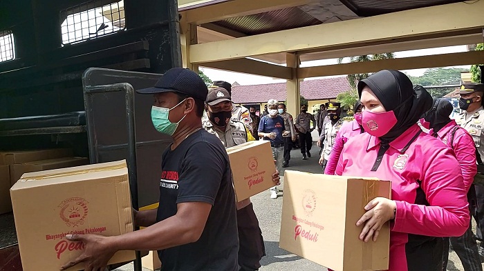 bantuan-bagi-korban-longsor-di-kecamatan-lebakbarang-kabupaten-pekalongan-minggu-3012022.jpg