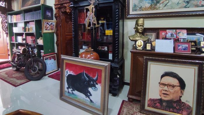 barang-koleksi-menpan-rb-tjahjo-kumolo-di-rumahnya-di-semarang-dari-motor-hingga-lukisan.jpg