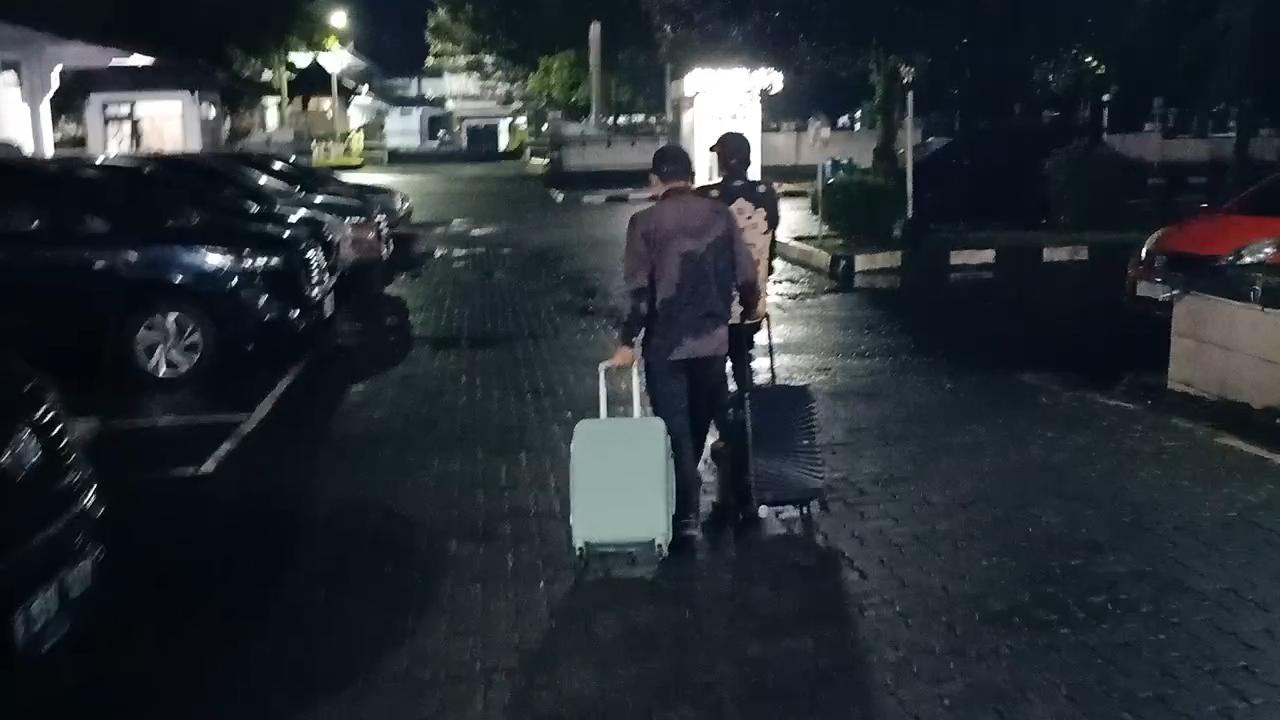 bawa-koper-kpk-setda-pekalongan.jpg