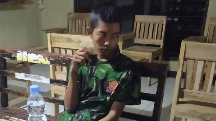 Bikin Geger, Pemuda Berbaju Doreng Panjat Tower di Sumpiuh Banyumas. Turun Setelah 6 Jam di Tower