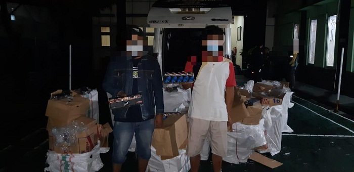 Sempat Dikejar, Mobil Penumpang Mengangkut 18 Koli Rokok Ilegal Diamankan Bea Cukai Kudus