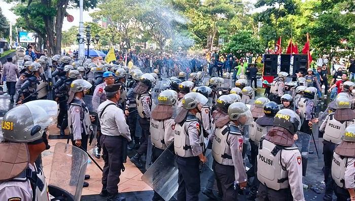 Letusan Senjata dan Semprotan Water Canon dari Aparat Warnai Demo Hari Buruh di Depan DPRD Jateng