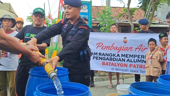brimob-batalyon-d-pelopor-banyumas-salurkan-air-bersih-di-desa-tipar-banyumas.jpg