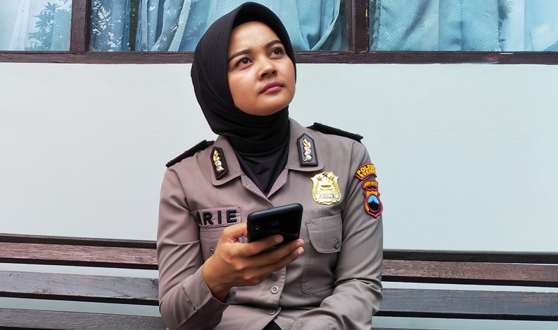 Melihat Suwarno yang Tampak Jatuh Cinta Padanya, Briptu Arie Langsung Tahu Ada Korba Penipuan Lagi