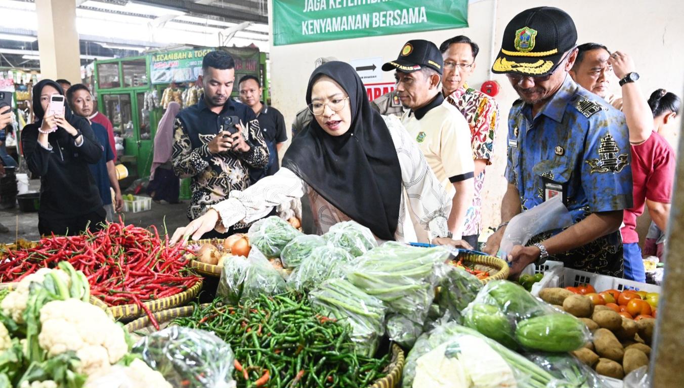 bupati-banjarnegara-amalia-desiana-pantau-kebutuhan-pokok-di-pasar.jpg