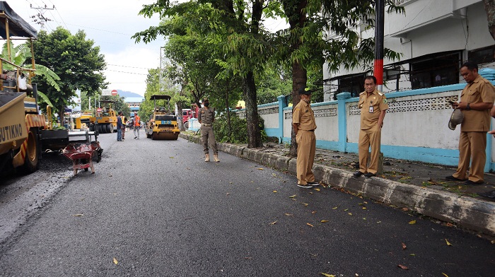 bupati-banjarnegara-budhi-sarwono-meninjau-pengaspalan-jalan-di-kota-banjarnegara.jpg