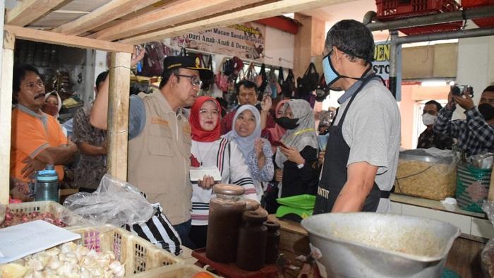 bupati-banyumas-achmad-husein-dalam-operasi-pasar-beras-di-pasar-manis-purwokerto.jpg