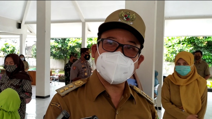 bupati-banyumas-achmad-husein-mengecek-tes-swab-antigen-massal-di-kelurahan-sumampir.jpg