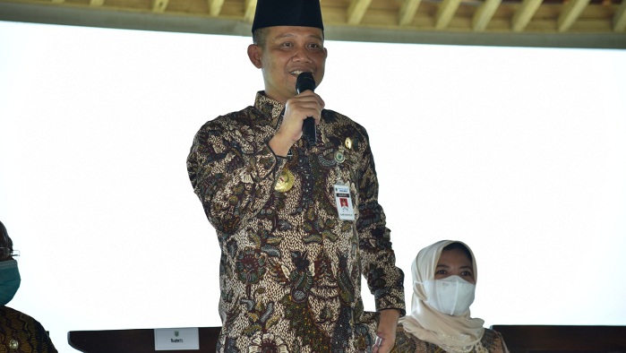 bupati-kebumen-arif-sugiyanto-bertemu-nelayan-di-pantai-surumanis-kecamatan-ayah-kebumen.jpg