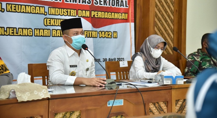 bupati-kebumen-saat-rakor-menghadapi-lebaran-2021-di-ruang-rapat-setda-kebumen.jpg