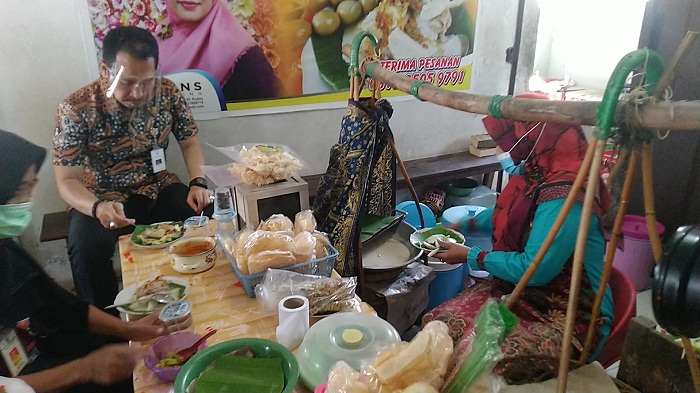 Simulasikan Makan 30 Menit di Warung Lentog Tanjungkarang, Bupati Kudus: Makan Tak Perlu Ngobrol
