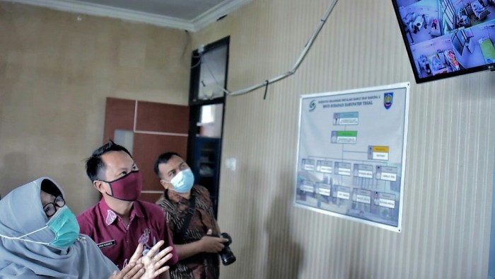 bupati-tegal-umi-azizah-meninjau-fasilitas-tambahan-bagi-pasien-covid-19-di-rsud-suradadi.jpg