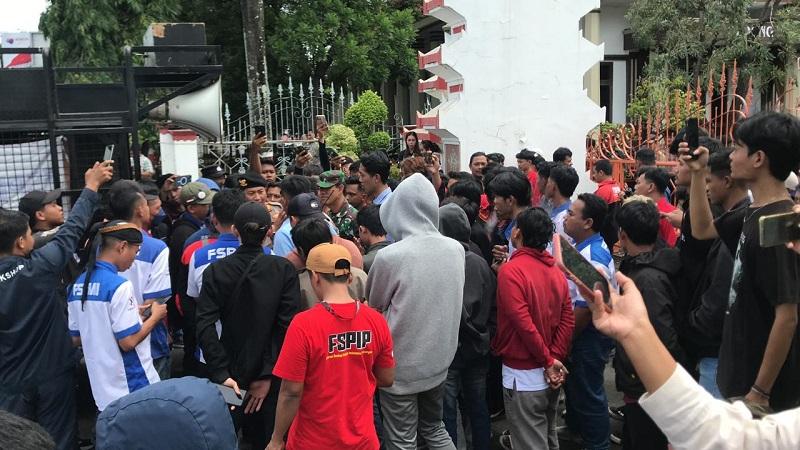 buruh-jepara-demo-soal-umsk-di-pemkab-jepara-kamis-1612025.jpg