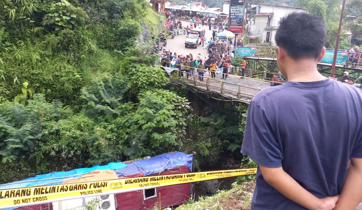 bus-pariwisata-kecelakaan-di-guci.jpg