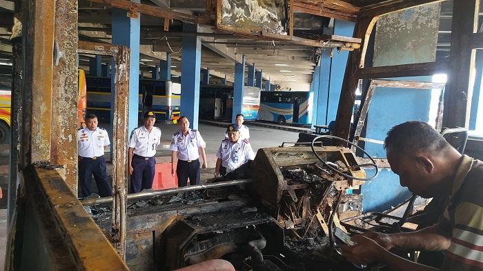 bus-rejeki-lancar-ludes-terbakar-di-terminal-tirtonadi-solo-senin-1222024.jpg