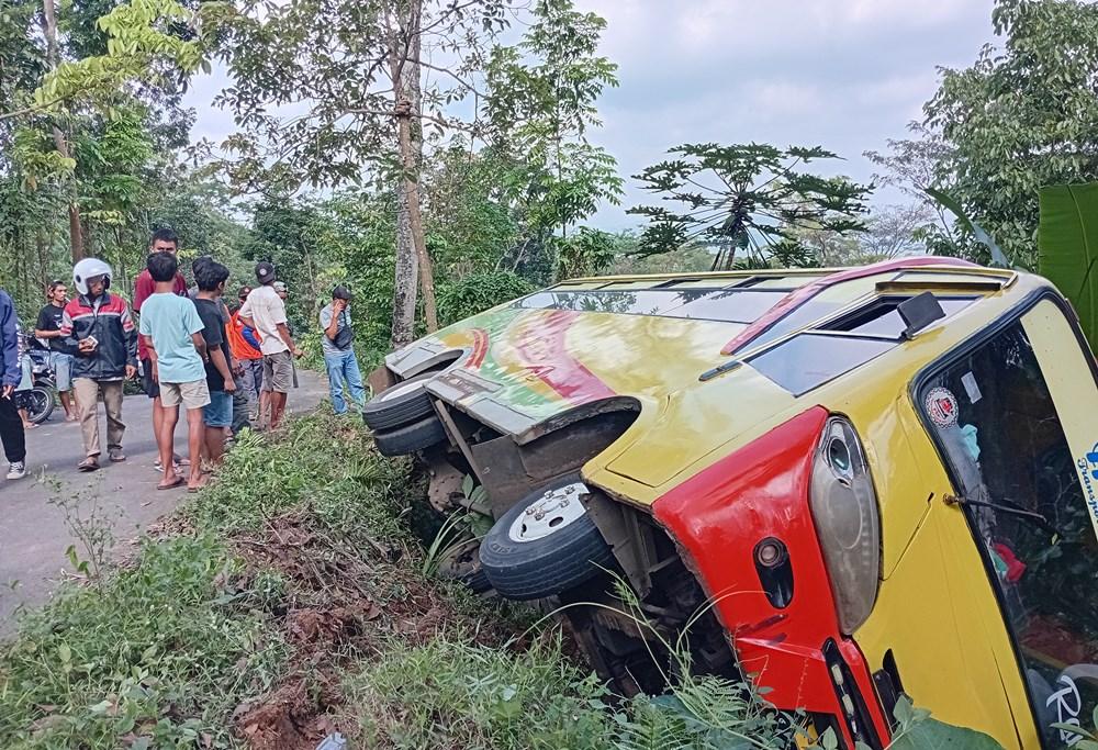 bus-terguling-kudus-wisatawan.jpg