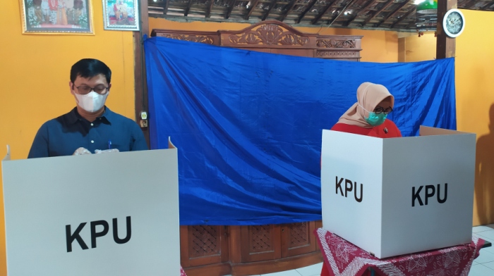 calon-bupati-sragen-kusdinar-untung-yuni-sukowati-didampingi-suami-nyoblos-di-tps-14-dukuh-dayu.jpg