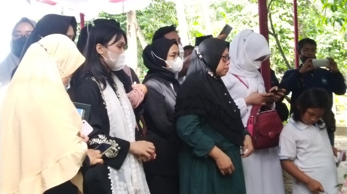 calon-tunangan-serka-ari-prajurit-tni-asal-kendal-yang-tewas-di-papua-senin-22112021.jpg