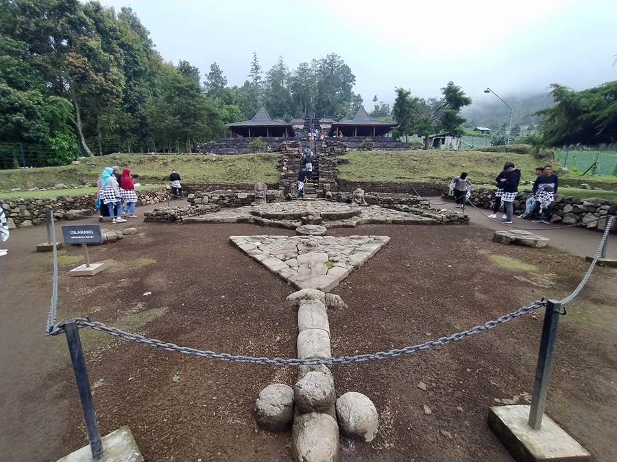 candi-cetho-dan-candi-sukuh-karanganyar.jpg