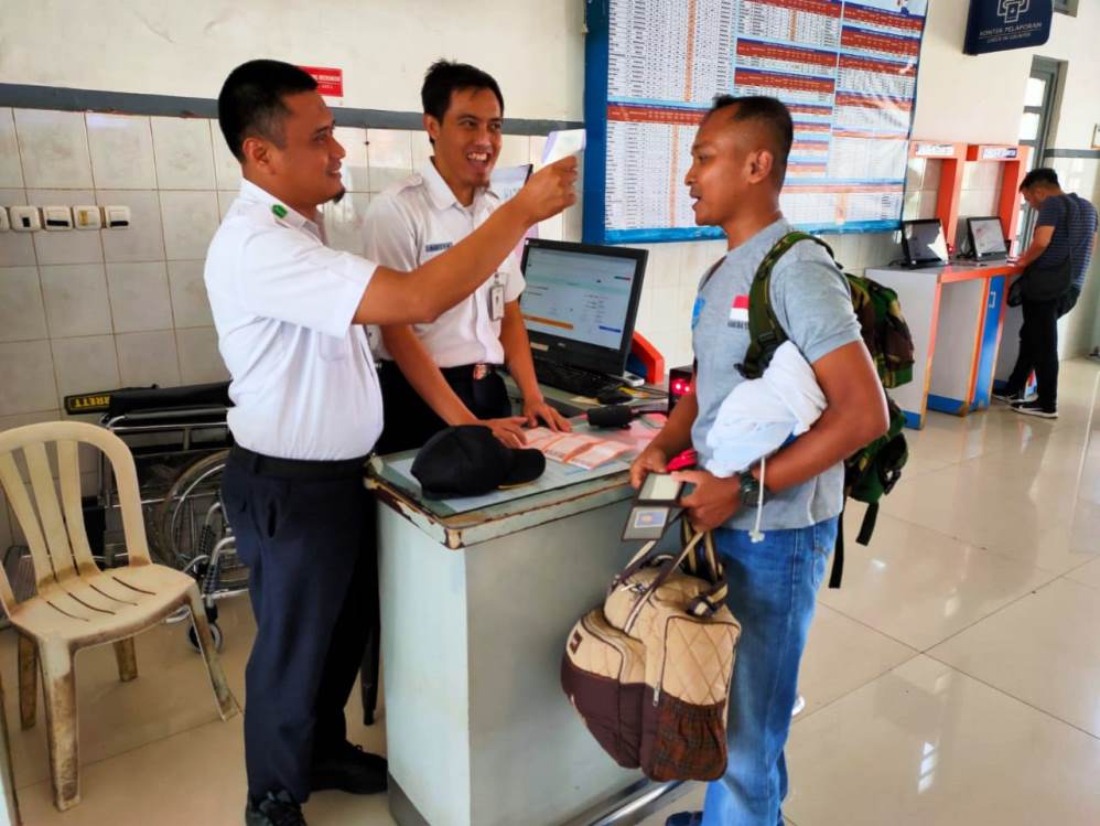 cek-suhu-tubuh-penumpang-kai.jpg