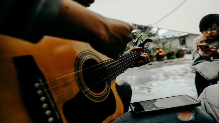 Chord Gitar dan Lirik Lagu Di Ambang Karam Amigdala: Hubungan Tanpa Tujuan yang Pasti