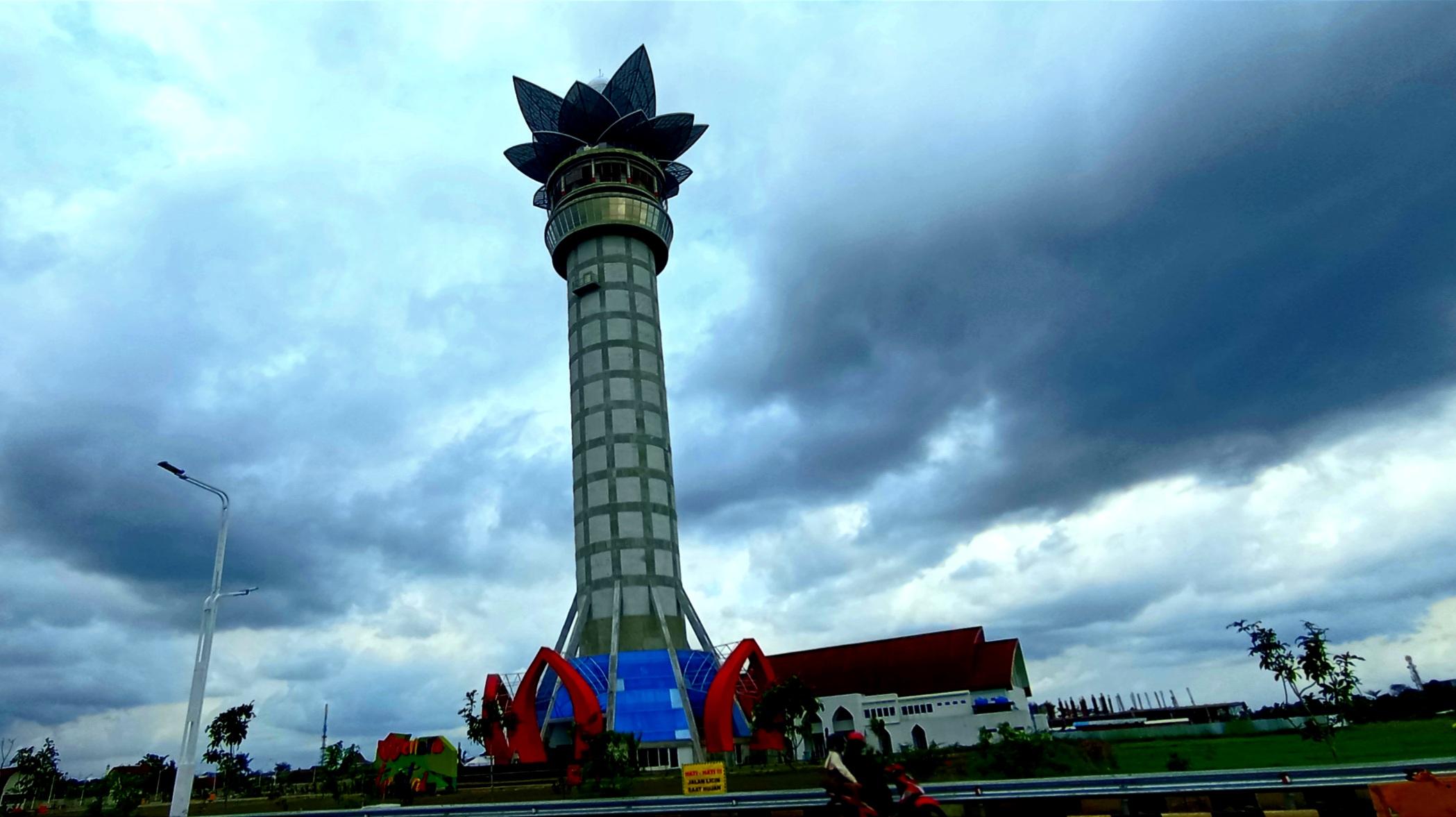 cuaca-berawan-tebal-terlihat-dari-menara-pandang-purwokerto-banyumas.jpg