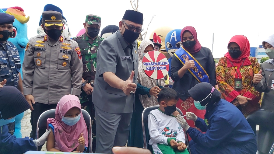 dedy-yon-vaksinasi-alun-alun-kota-tegal.jpg