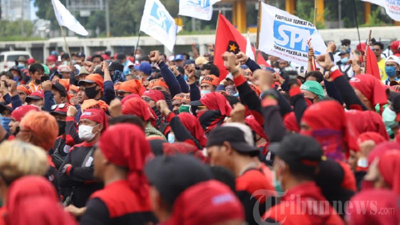 demo-buruh-di-depan-dpr-ri-jumat-1412022.jpg