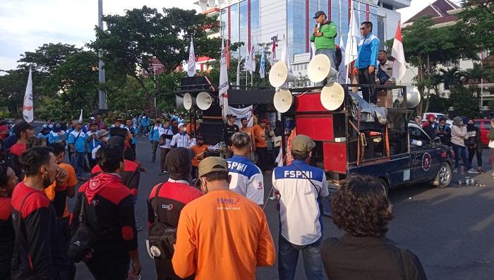 Buruh Demo di Depan Kantor Gubernur Jateng di Semarang, Ini Tujuh Tuntutan yang Disuarakan