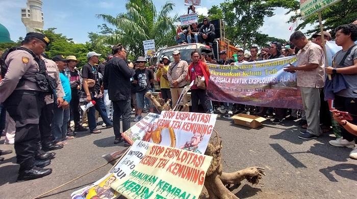 demo-warga-kemuning-tolak-eksploitasi-kebun-teh-kemuning-ngargoyoso-karanganyar.jpg