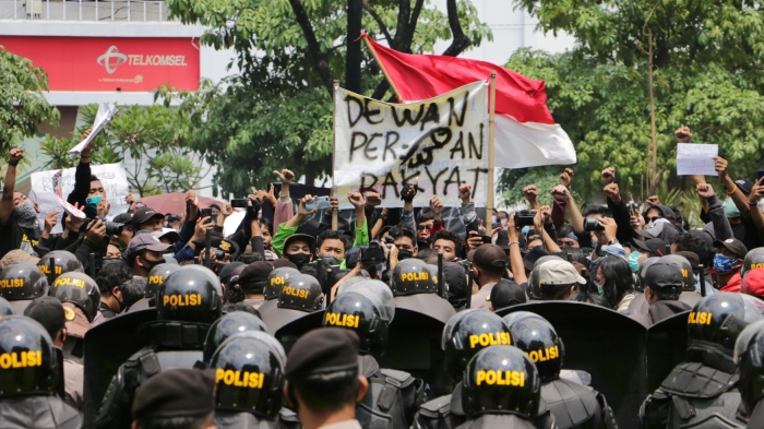 demonstran-dihadang-polisi-saat-beraksi-di-gedung-dprd-jateng-rabu-7102020.jpg