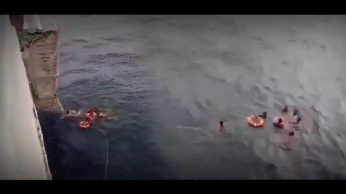 detik-detik-menegangkan-anggota-tni-selamatkan-penumpang-kapal-yang-jatuh-ke-laut.jpg