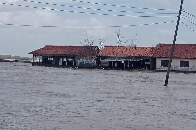 dinding-sd-bedono-1-kecamatan-sayung-demak-rusak-diterjang-gelombang-tinggi.jpg
