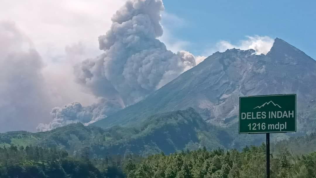 Gunung Merapi Keluarkan Guguran Awan Panas hingga 2 Kilometer, Warga Diminta Hindari Aliran Sungai