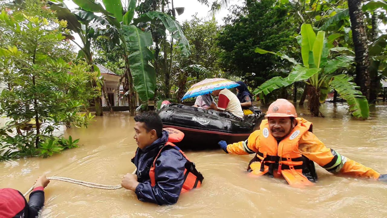 evakuasi-banjir-kebumen.jpg