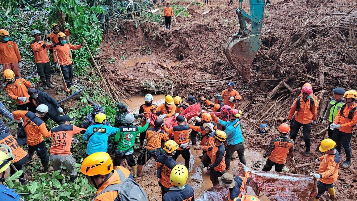 evakuasi-korban-oke-oke-longsor.jpg