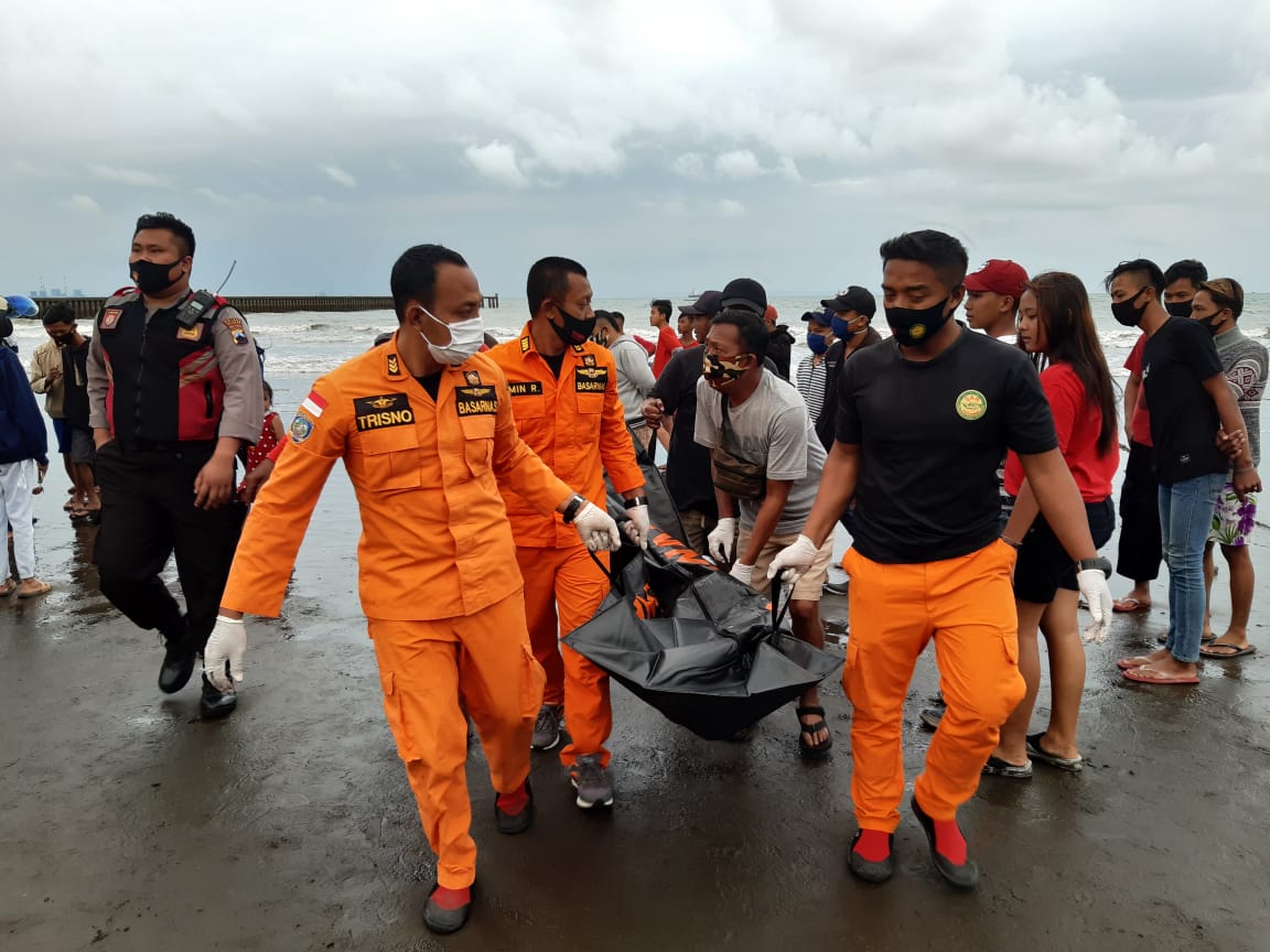 evakuasi-korban-tenggelam-di-perairan-teluk-penyu-cilacap.jpg